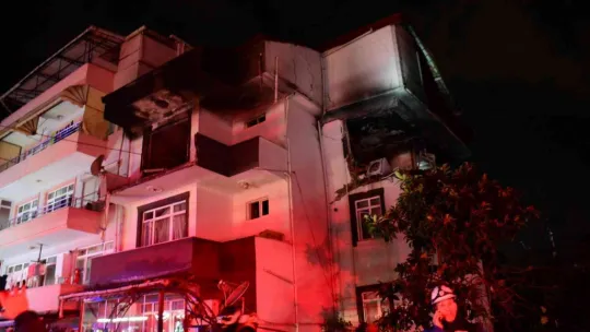 Kocaeli'de 3 katlı binada büyük patlama!