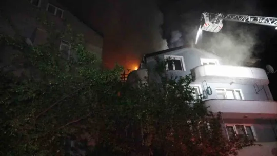 Kocaeli'de 4 katlı apartmanın çatısını alevler sardı