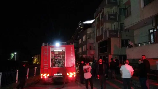 Kocaeli'de 4 katlı apartmanın çatısını alevler sardı