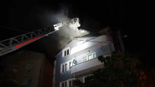 Kocaeli'de 4 katlı apartmanın çatısını alevler sardı
