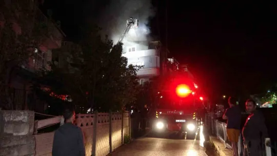 Kocaeli'de 4 katlı apartmanın çatısını alevler sardı