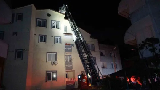 Kocaeli'de 4 katlı apartmanın çatısını alevler sardı
