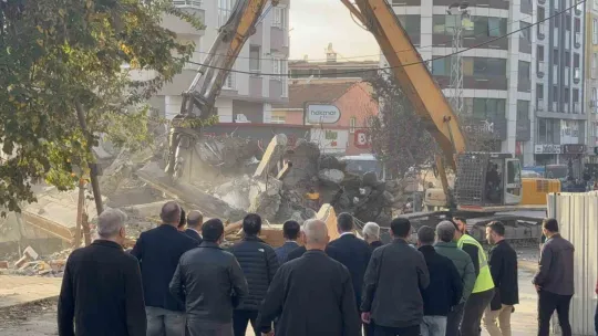 Kocaeli'de 4 kişiye mezar olan binanın enkazı kaldırılıyor