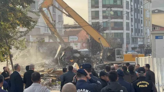 Kocaeli'de 4 kişiye mezar olan binanın enkazı kaldırılıyor