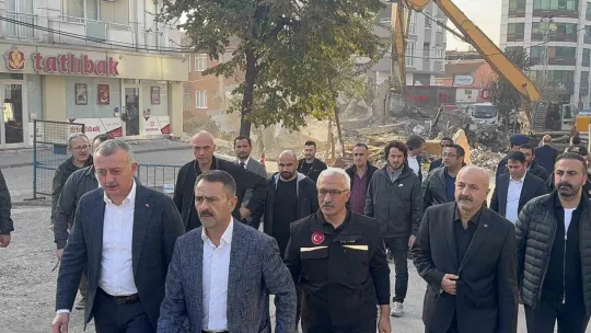 Kocaeli'de 4 kişiye mezar olan binanın enkazı kaldırılıyor