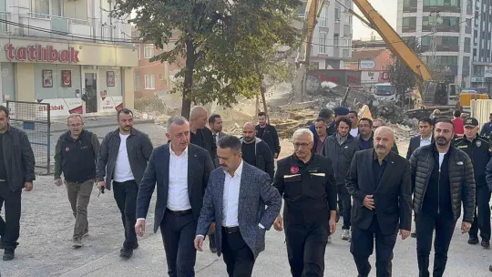 Kocaeli'de 4 kişiye mezar olan binanın enkazı kaldırılıyor