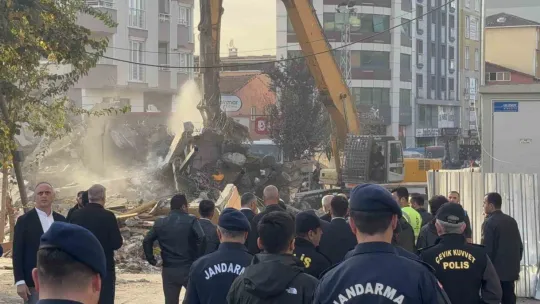 Kocaeli'de 4 kişiye mezar olan binanın enkazı kaldırılıyor