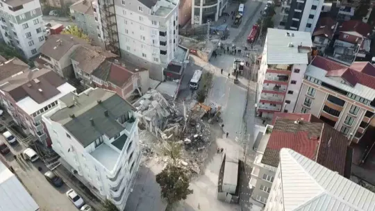 Kocaeli'de 4 kişiye mezar olan binanın enkazı kaldırılıyor