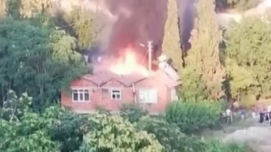 Kocaeli'de ahşap ev alev alev yandı