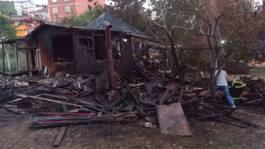 Kocaeli'de ahşap ev alev alev yandı