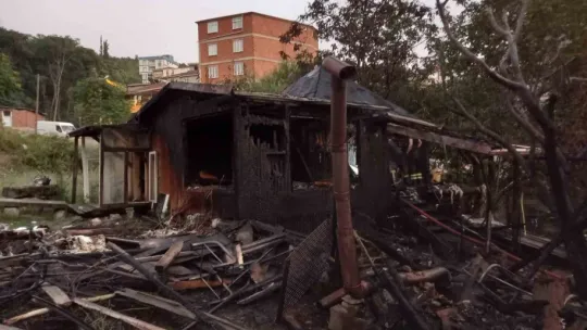 Kocaeli'de ahşap ev alev alev yandı