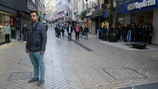 Kocaeli'de Ata'ya saygı duruşu