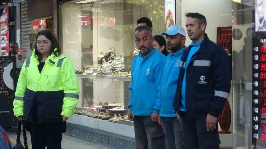 Kocaeli'de Ata'ya saygı duruşu