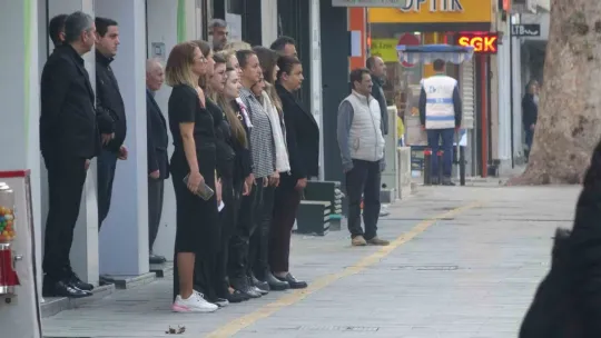 Kocaeli'de Ata'ya saygı duruşu