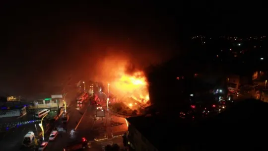 Kocaeli'de AVM'de büyük yangın!