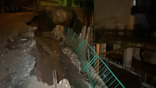 Kocaeli'de aynı mahallede ikinci kez istinat duvarı ve yol çöktü