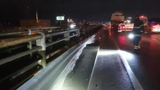 Kocaeli'de bariyerlere çarpan otomobilin sürücüsü yaralandı