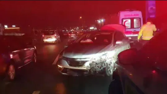 Kocaeli'de bariyerlere çarpan otomobilin sürücüsü yaralandı