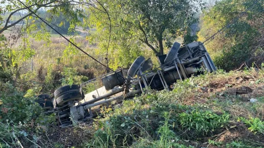 Kocaeli'de beton mikseri devrildi