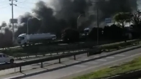 Kocaeli'de bir petrol firması alev alev yanıyor