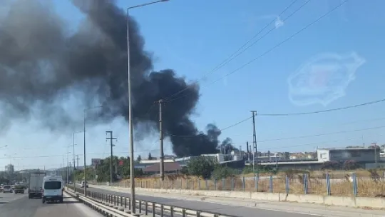 Kocaeli'de boya fabrikasında yangın