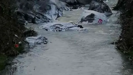 Çuval çuval atığı dereye attılar