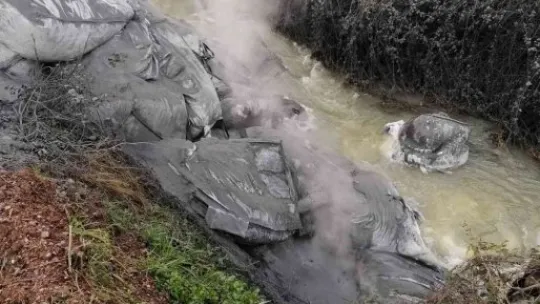 Çuval çuval atığı dereye attılar