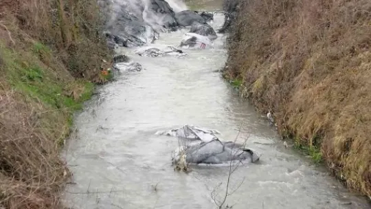 Çuval çuval atığı dereye attılar