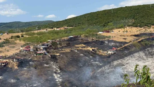 Kocaeli'de çıkan yangın 2 saatte söndürüldü: 5 ev zarar gördü