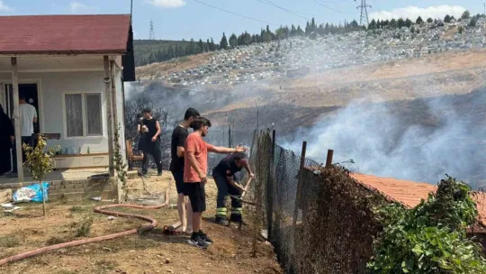 Kocaeli'de çıkan yangın 2 saatte söndürüldü: 5 ev zarar gördü