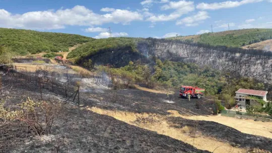 Kocaeli'de çıkan yangın 2 saatte söndürüldü: 5 ev zarar gördü