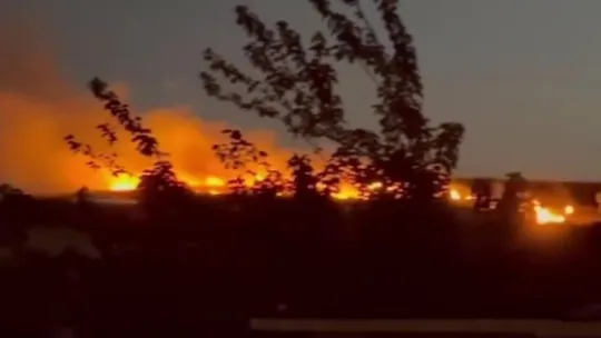Kocaeli'de çıkan yangın geceyi aydınlattı