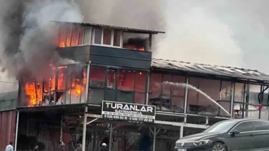 Kocaeli'de çıkan yangında 2 katlı konteyner küle döndü