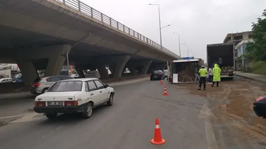 Kocaeli'de çikolata yüklü TIR devrildi!