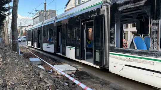 Kocaeli'de çöp kamyonu tramvaya çarptı: 3 yaralı