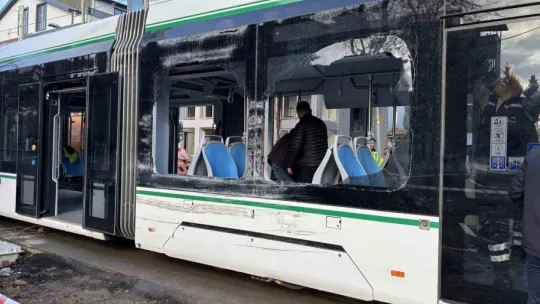 Kocaeli'de çöp kamyonu tramvaya çarptı: 3 yaralı