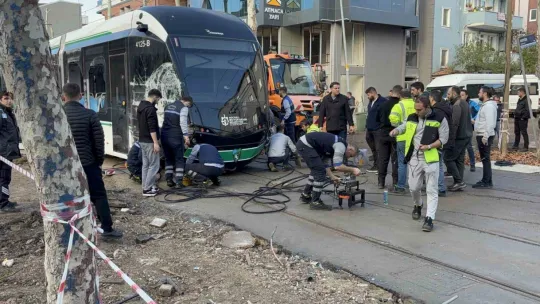Kocaeli'de çöp kamyonu tramvaya çarptı: 3 yaralı