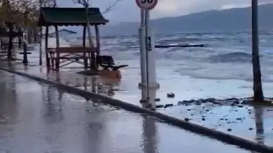 Kocaeli'de deniz taştı, sahil bandı suyla doldu