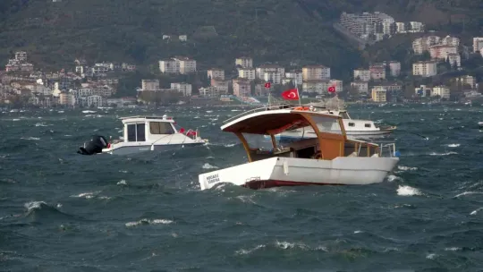 Kocaeli'de deniz taştı, sahil bandı suyla doldu