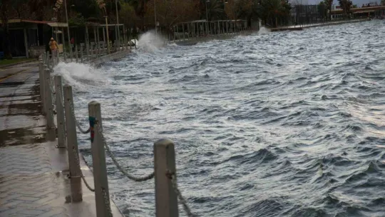 Kocaeli'de deniz taştı, sahil bandı suyla doldu