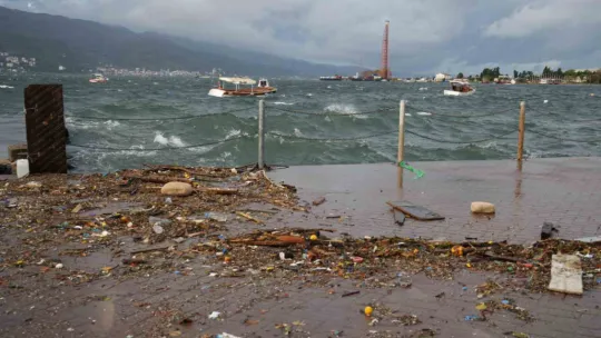 Kocaeli'de deniz taştı, sahil bandı suyla doldu
