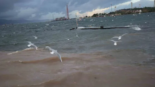 Kocaeli'de deniz taştı, sahil bandı suyla doldu