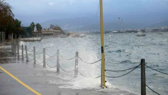 Kocaeli'de deniz taştı, sahil bandı suyla doldu
