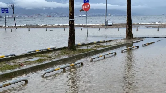 Kocaeli'de deniz taştı, sahil bandı suyla doldu