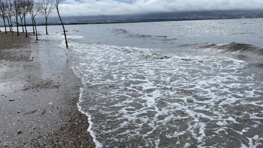 Kocaeli'de deniz taştı, sahil bandı suyla doldu