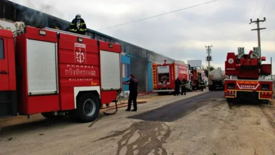 Kocaeli'de depo alevlere teslim oldu!
