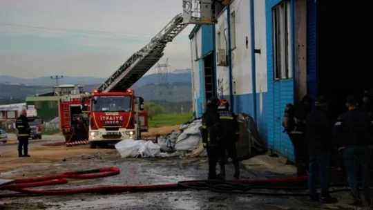 Kocaeli'de depo alevlere teslim oldu!