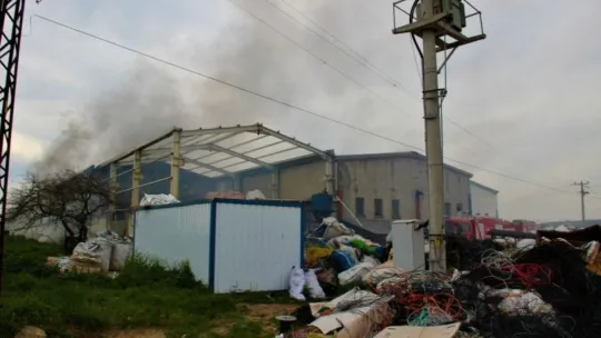 Kocaeli'de depo alevlere teslim oldu!