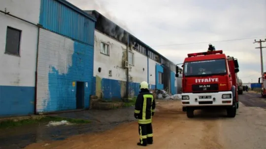 Kocaeli'de depo alevlere teslim oldu!