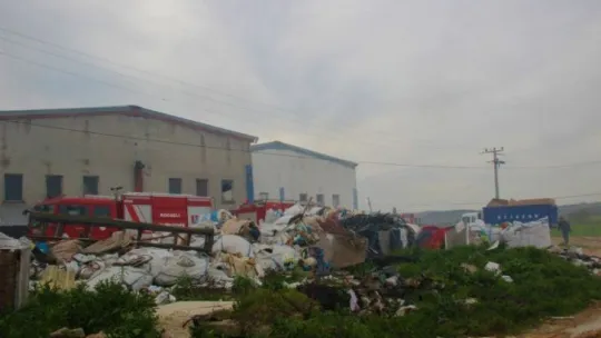 Kocaeli'de depo alevlere teslim oldu!